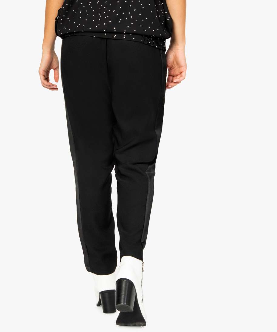 Pantalon avec ligne discount sur le côté