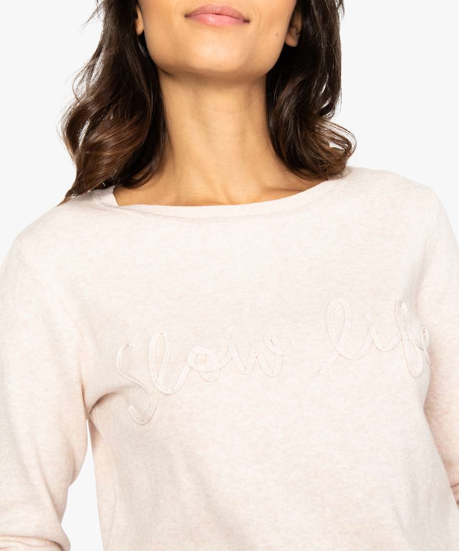 pull femme avec inscription brodee sur lavant rose pulls femme GEMO